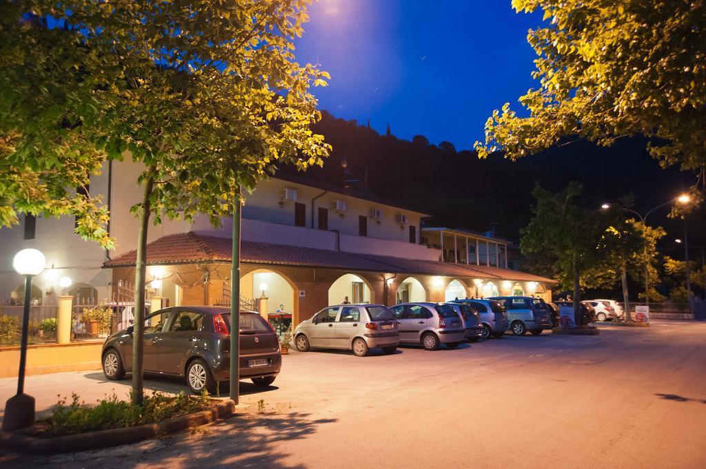 Albergo Magrini Della Genga Дженга Екстериор снимка