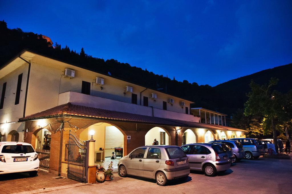 Albergo Magrini Della Genga Дженга Екстериор снимка