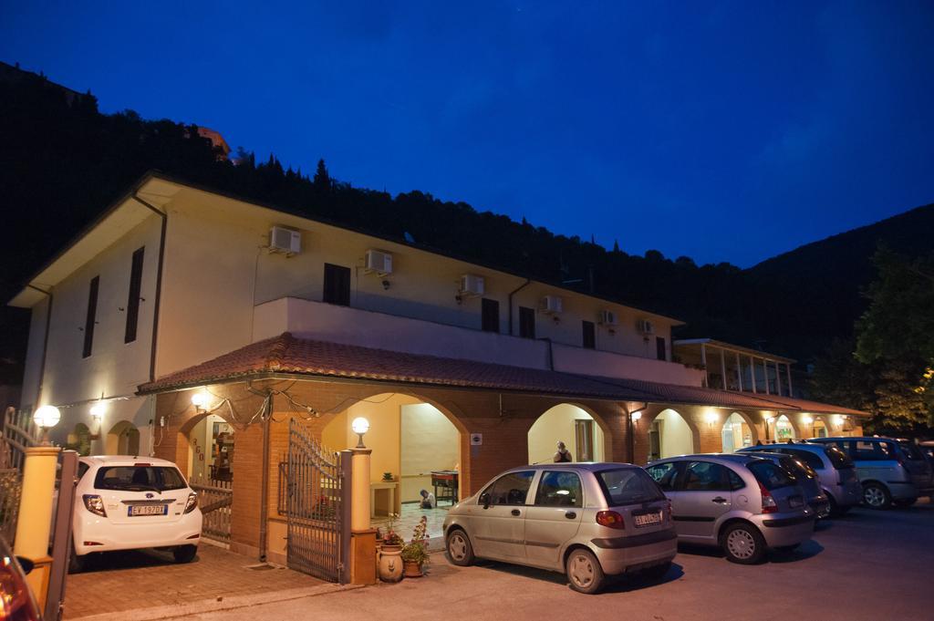 Albergo Magrini Della Genga Дженга Екстериор снимка